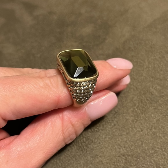 ☘️Lia Sophia Ring, Size 7 - Picture 3 of 3